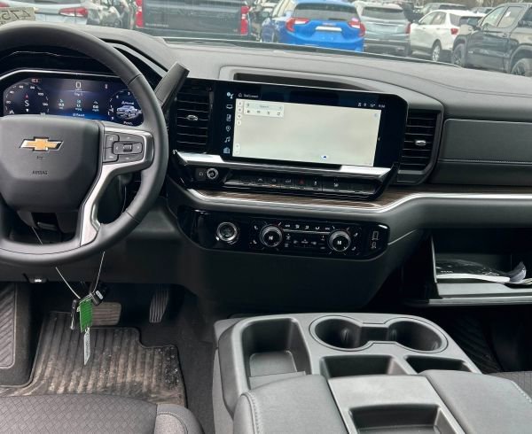 Used 2024 Chevrolet Silverado 1500 LT AWD/4WD image 7