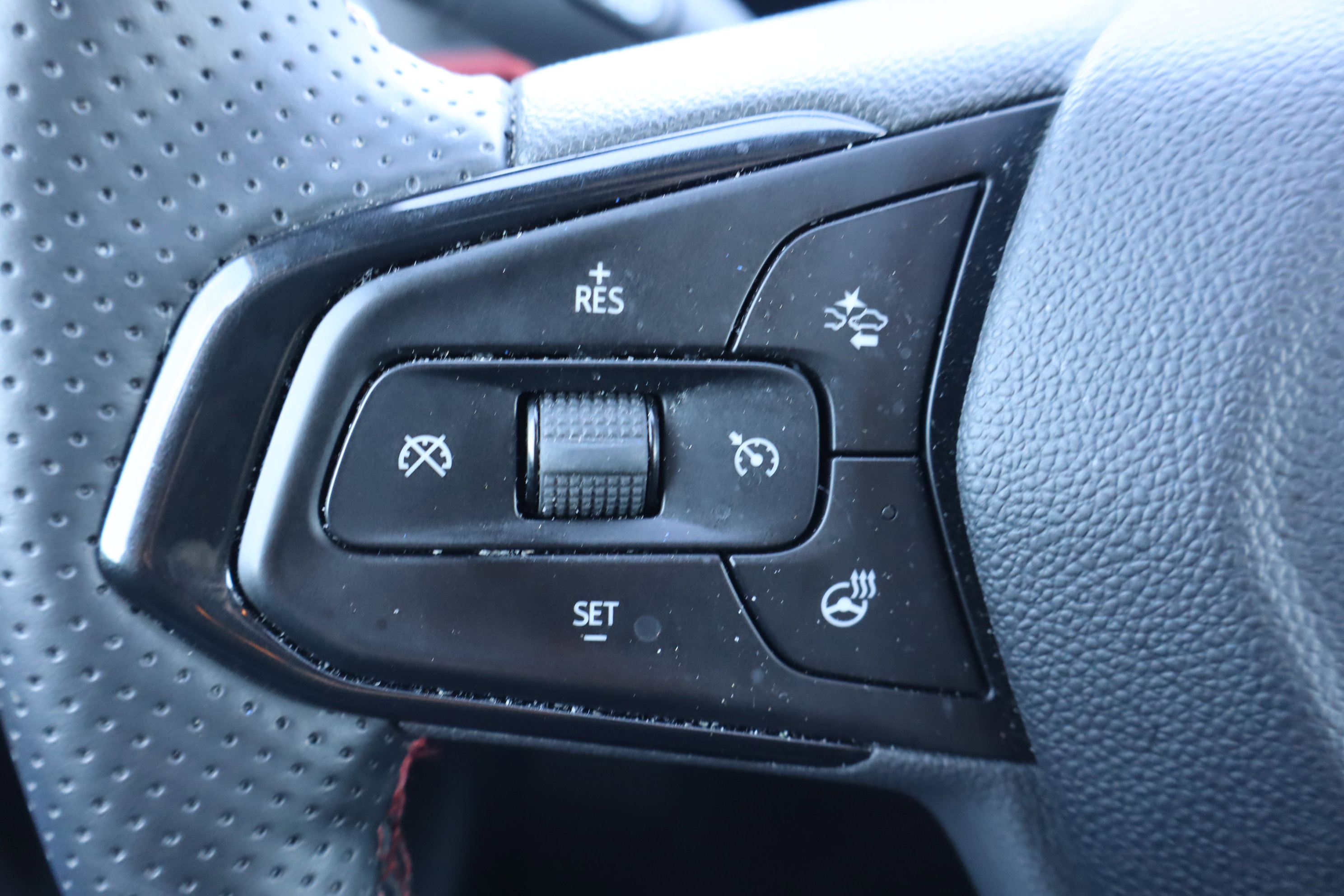 Certified 2024 Chevrolet Trax RS w/ Driver Confidence Package image 20