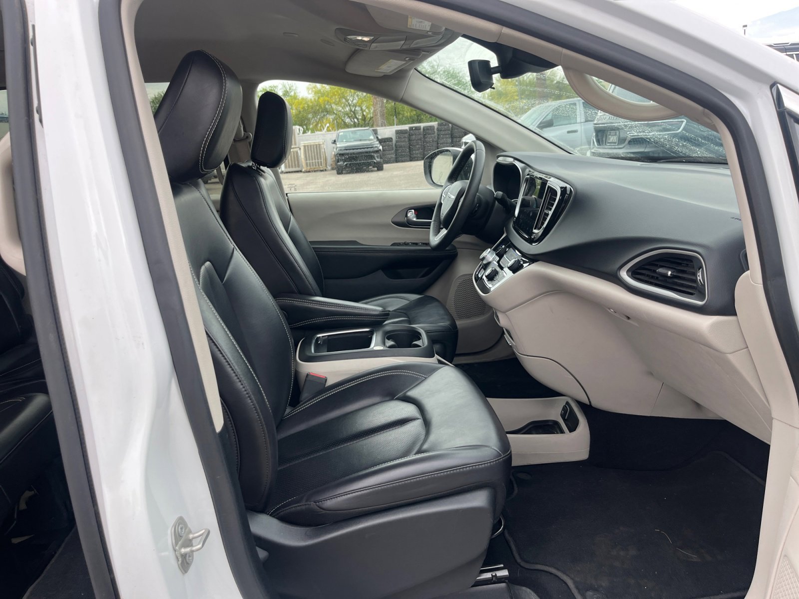 Certified 2023 Chrysler Pacifica Touring-L image 19