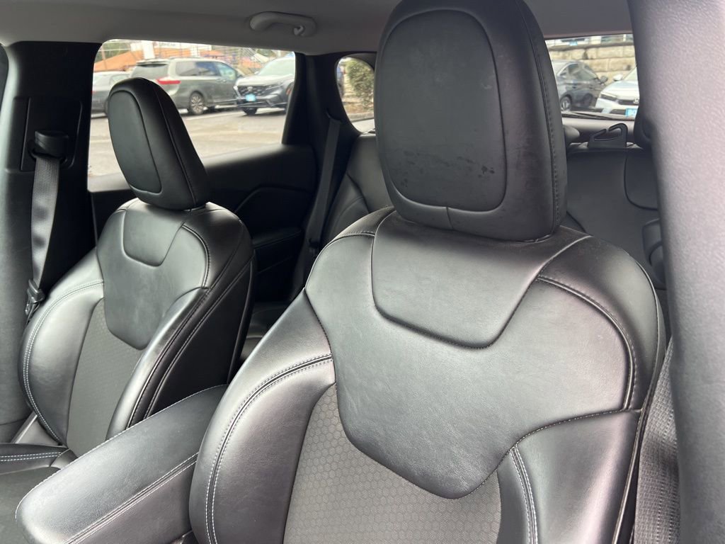 Used 2019 Jeep Cherokee Latitude Plus w/ Comfort/Convenience Group image 9