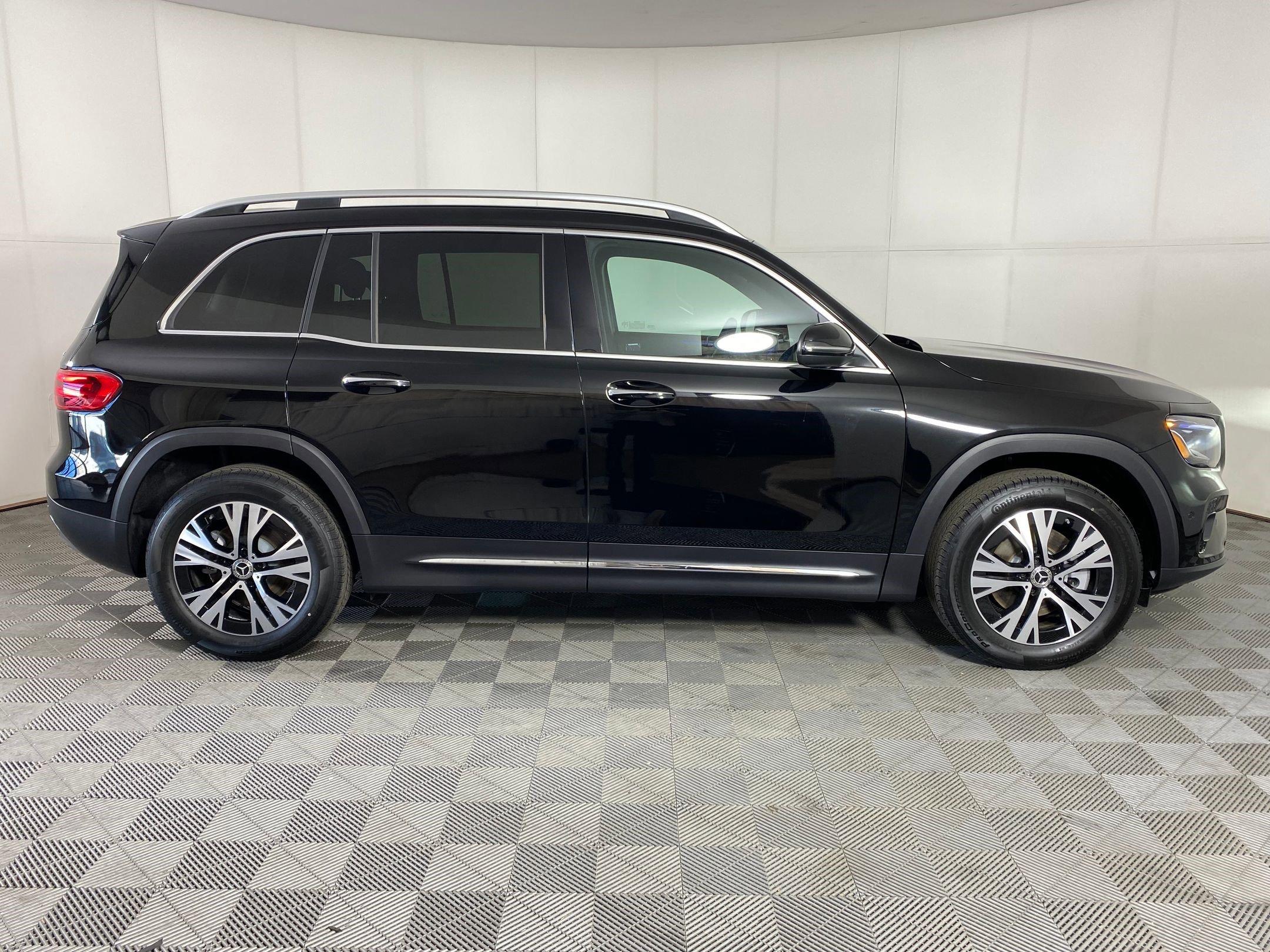 New 2025 Mercedes-Benz GLB 250 4MATIC image 7