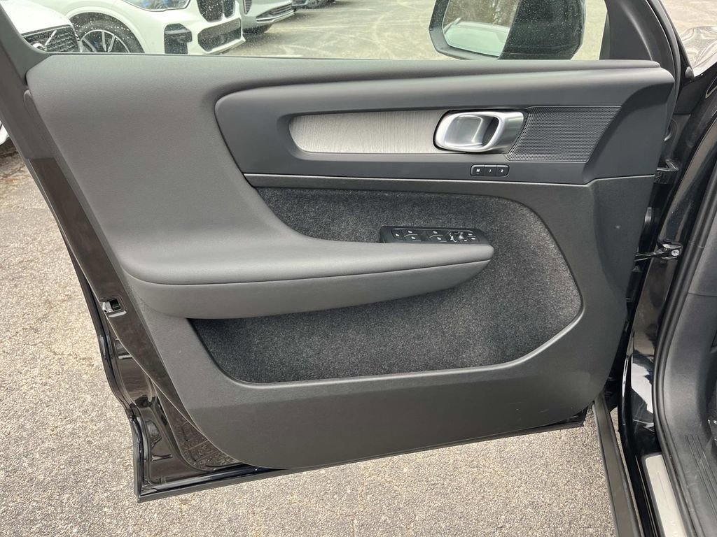 Used 2025 Volvo XC40 B5 Plus w/ Protection Package Premier image 24