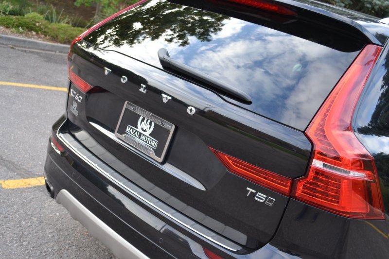 Used 2018 Volvo XC60 T5 Momentum w/ Vision Package image 14