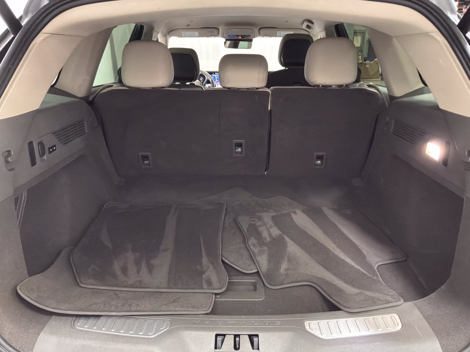 Used 2025 Lincoln Nautilus Premier AWD/4WD image 26