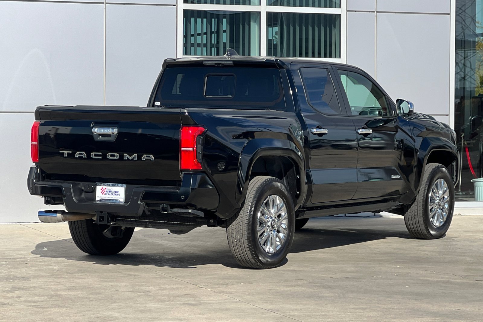 Used 2024 Toyota Tacoma Limited w/ Limited Package (LT) image 4