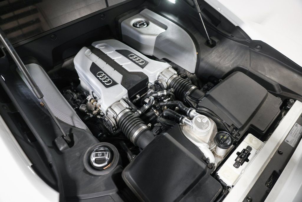 Used 2015 Audi R8 V8 w/ Extended Leather Package image 27