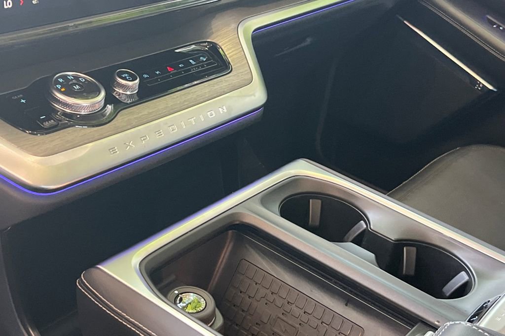 Used 2025 Ford Expedition Platinum image 27