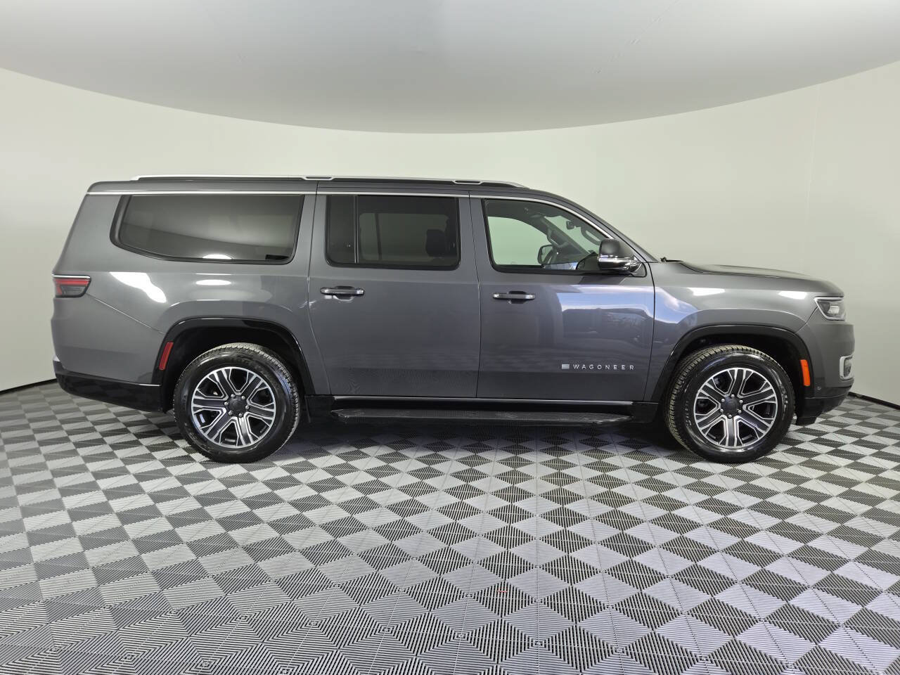 Used 2024 Jeep Wagoneer L Series II w/ Flexible Seating Group AWD/4WD image 8