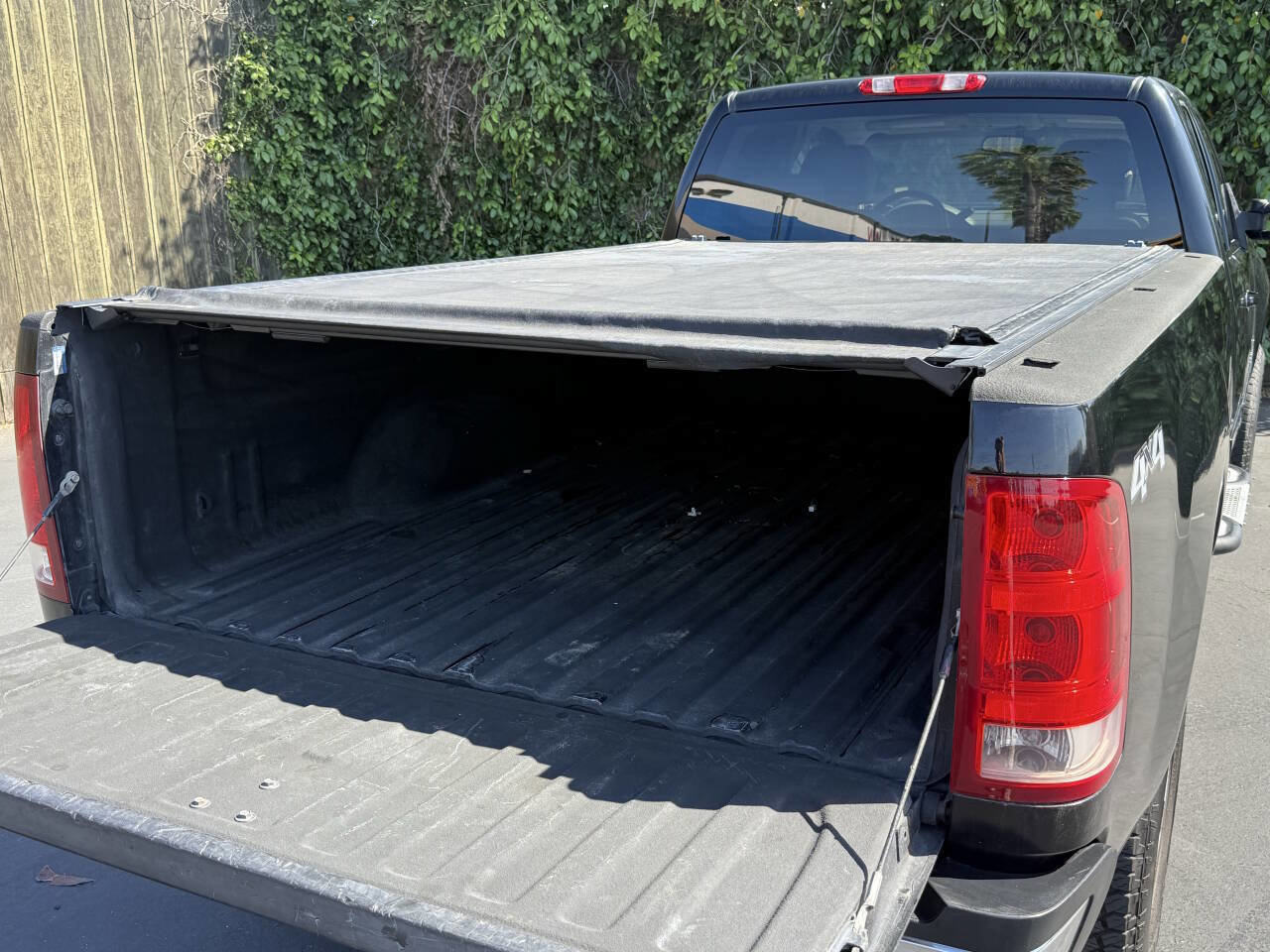 Used 2009 GMC Sierra 3500 SLT w/ SLT Convenience Package image 7