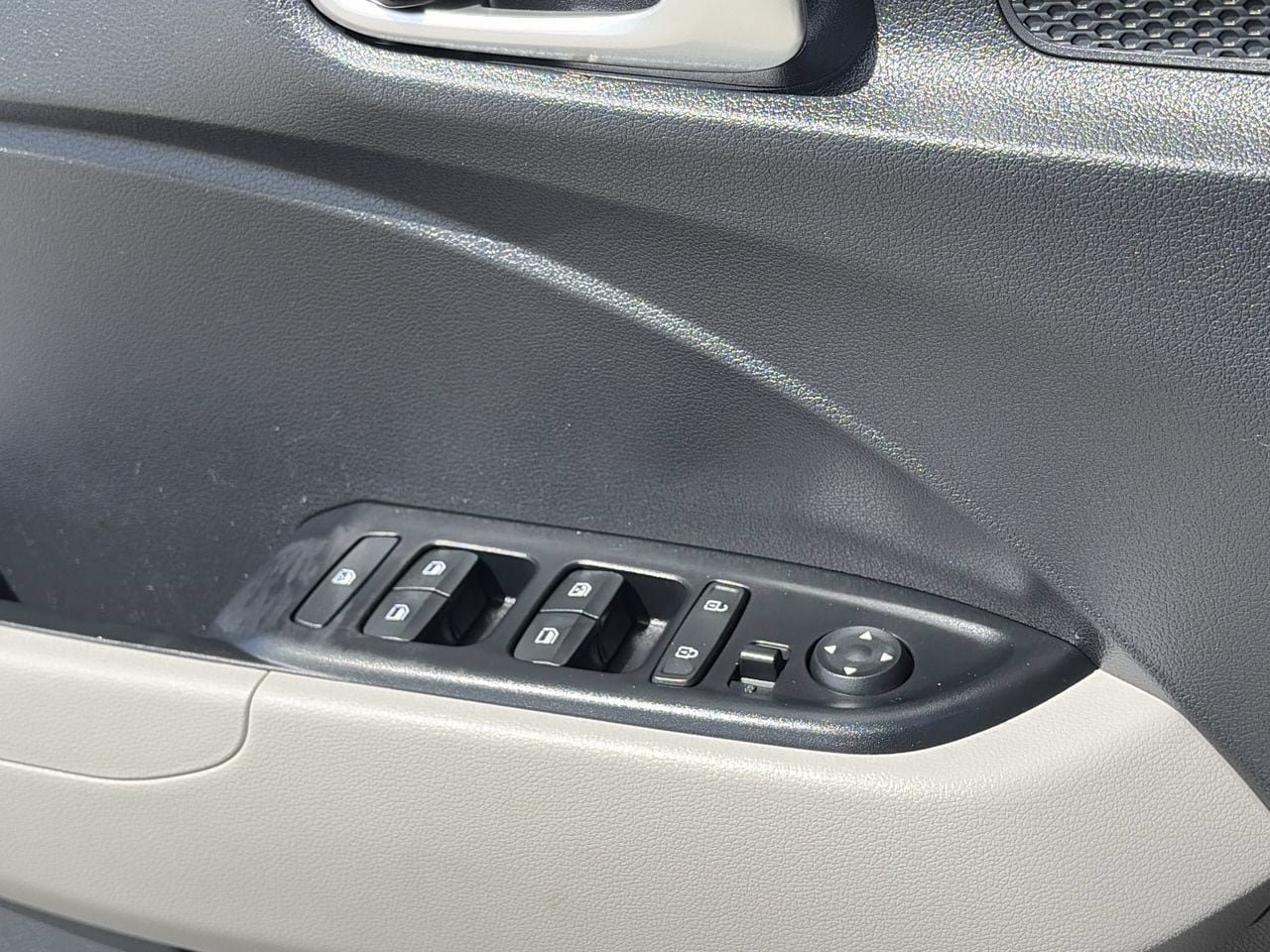 Used 2025 Hyundai Venue SEL FWD image 16