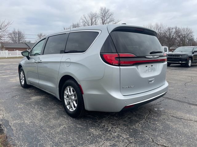 Used 2024 Chrysler Pacifica Touring-L image 2
