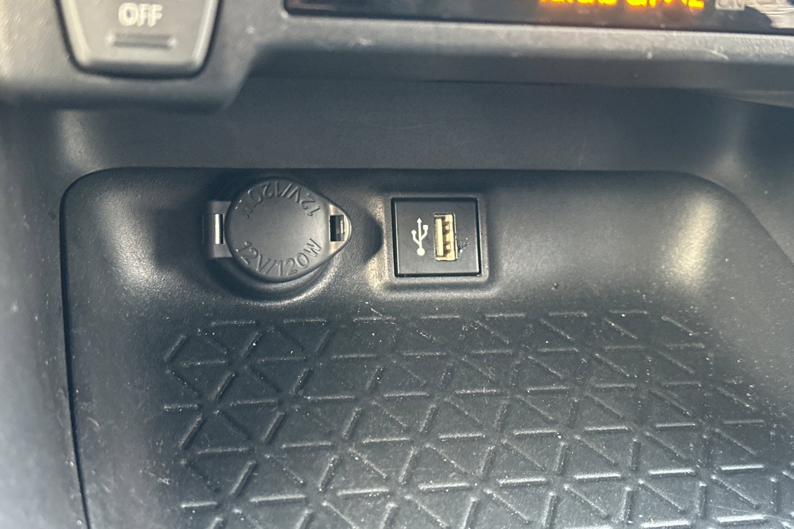 Used 2024 Toyota RAV4 SE image 31