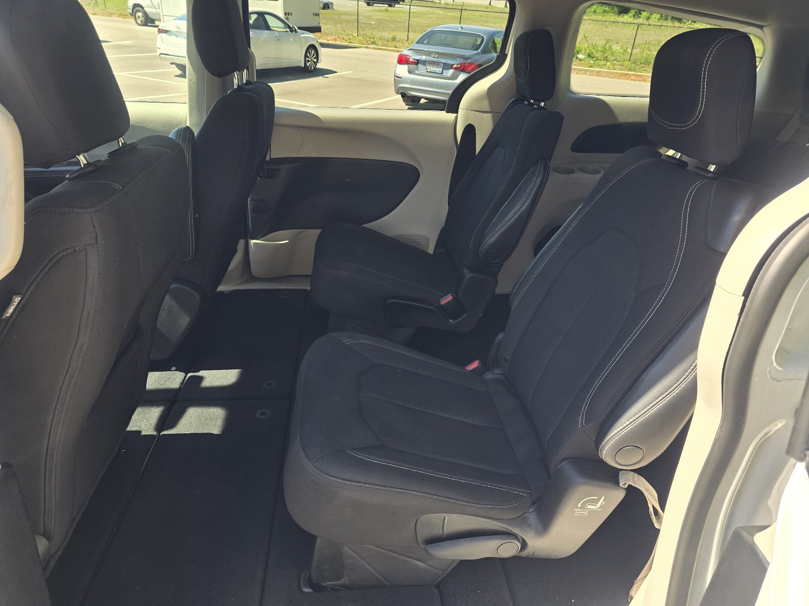Used 2022 Chrysler Voyager LX FWD image 12