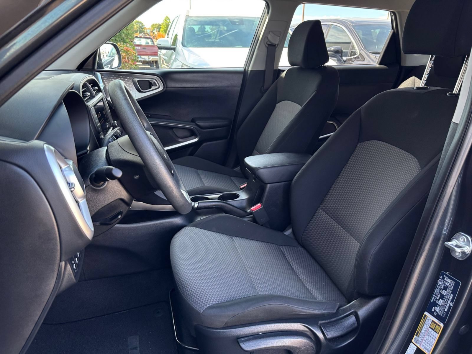 Used 2025 Kia Soul LX w/ LX Technology Package FWD image 30