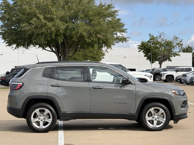Used 2023 Jeep Compass Latitude w/ Convenience Group AWD/4WD image 3