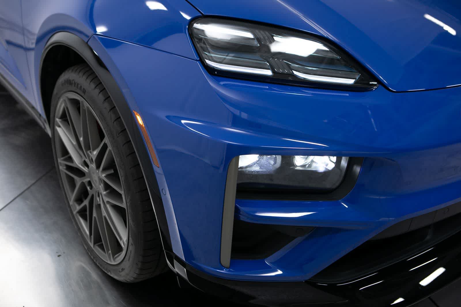 New 2026 Porsche Macan Turbo Electric AWD/4WD image 12