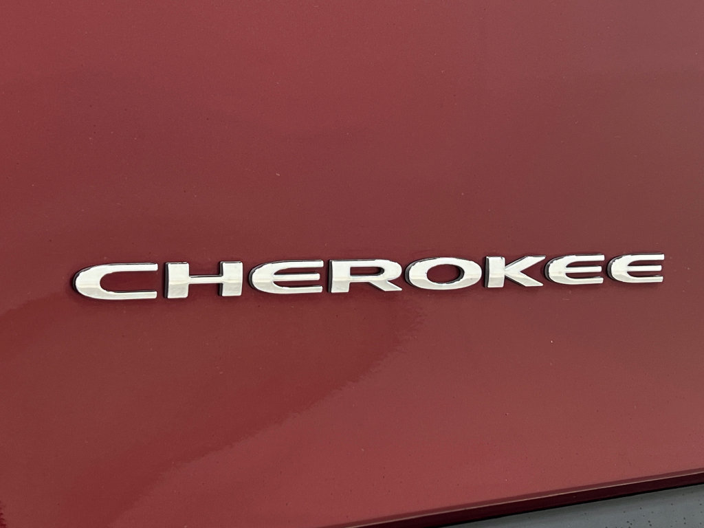 Used 2019 Jeep Cherokee Latitude Plus w/ Comfort/Convenience Group FWD image 39