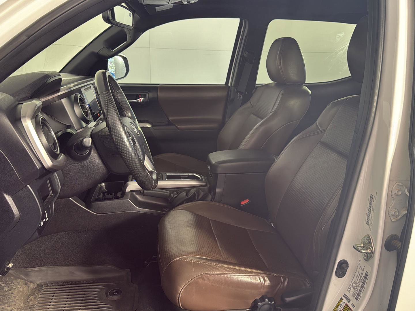 Used 2016 Toyota Tacoma Limited w/ Towing Package image 13