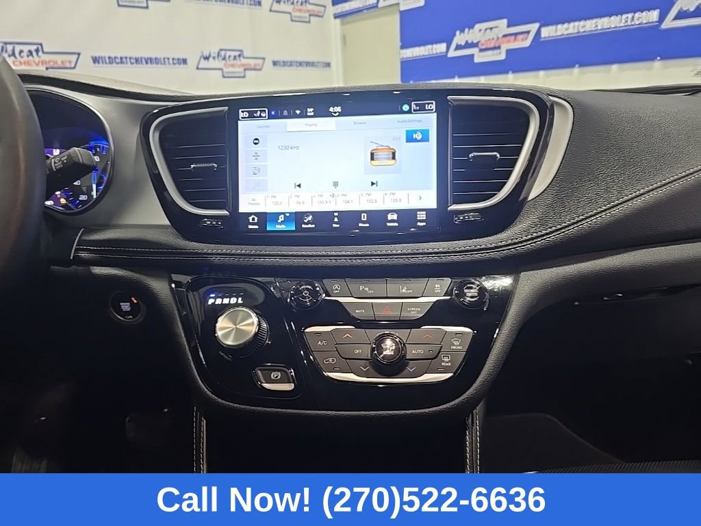 Used 2025 Chrysler Pacifica Limited image 28