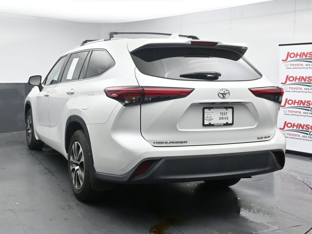 Used 2023 Toyota Highlander XLE AWD/4WD image 6
