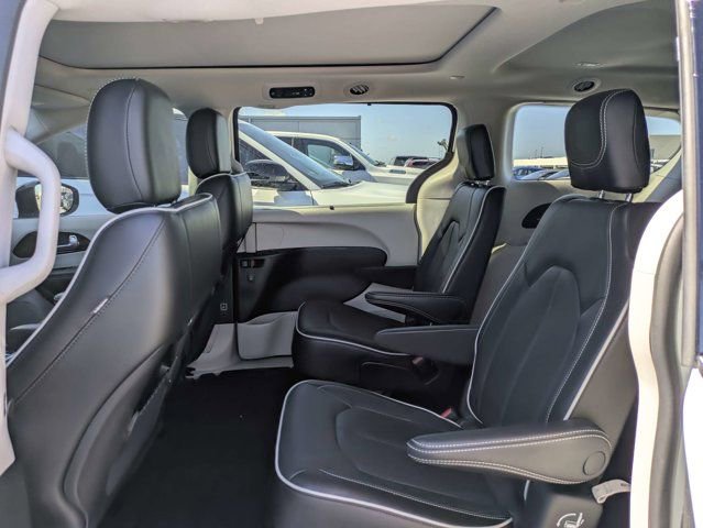 Used 2023 Chrysler Pacifica Limited FWD image 14
