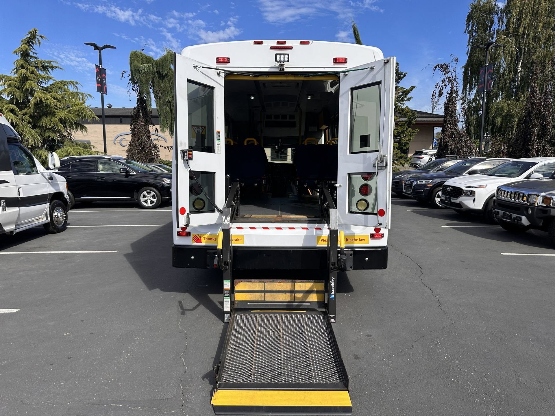 Used 2015 Chevrolet Express 4500 RWD image 21