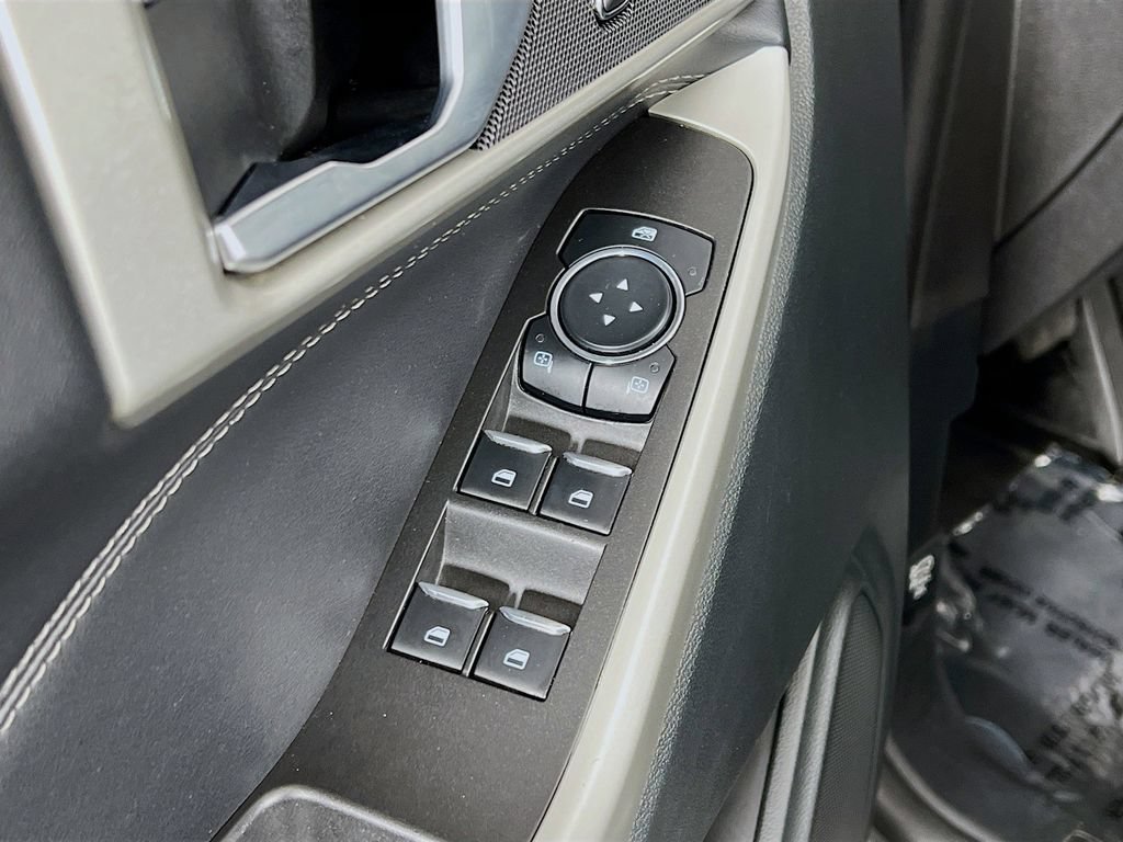 Used 2023 Ford Explorer XLT AWD/4WD image 32