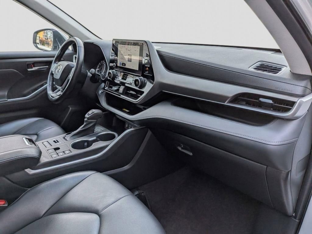 Used 2023 Toyota Highlander XLE AWD/4WD image 29