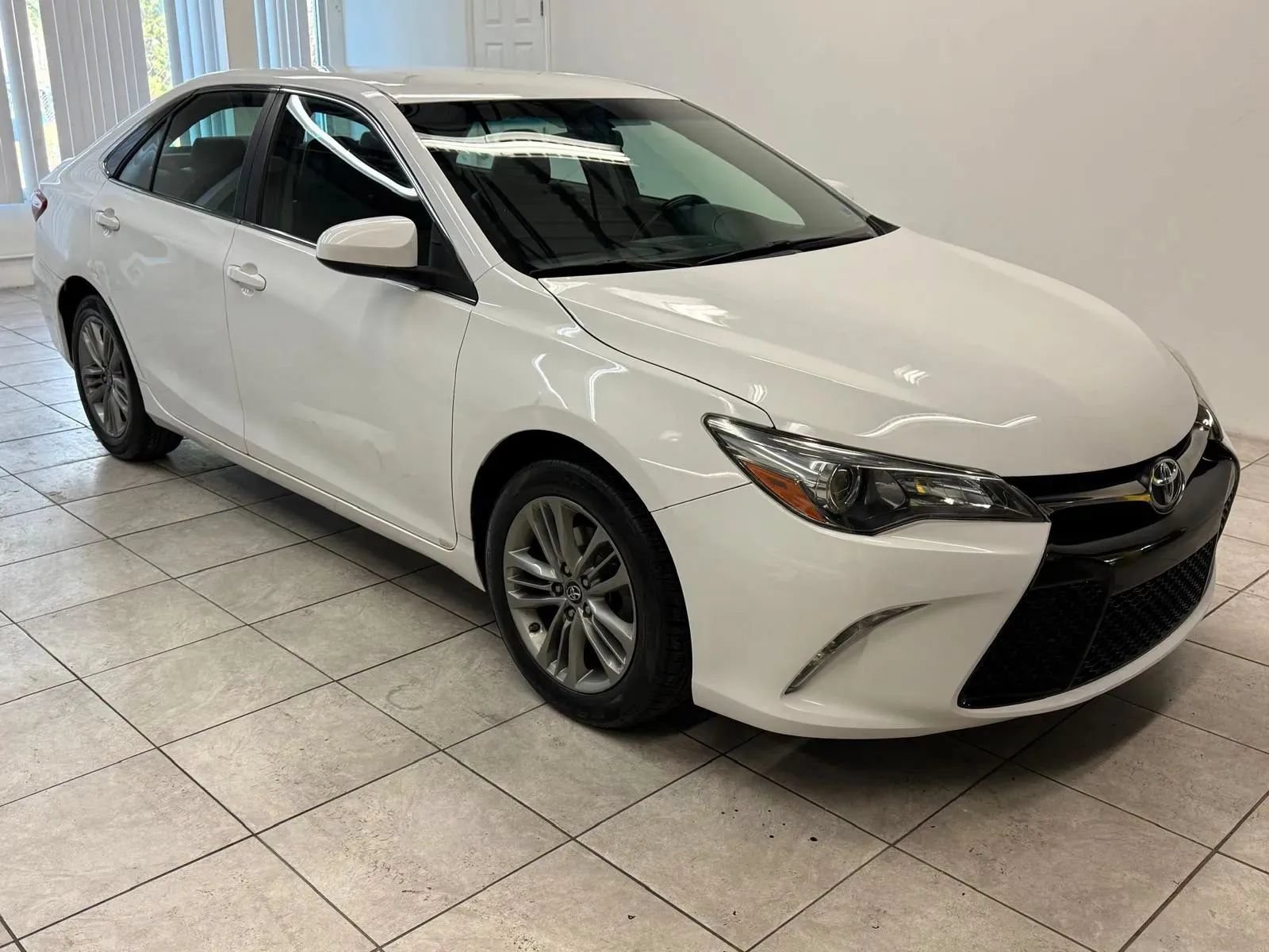 Used 2017 Toyota Camry SE FWD image 1