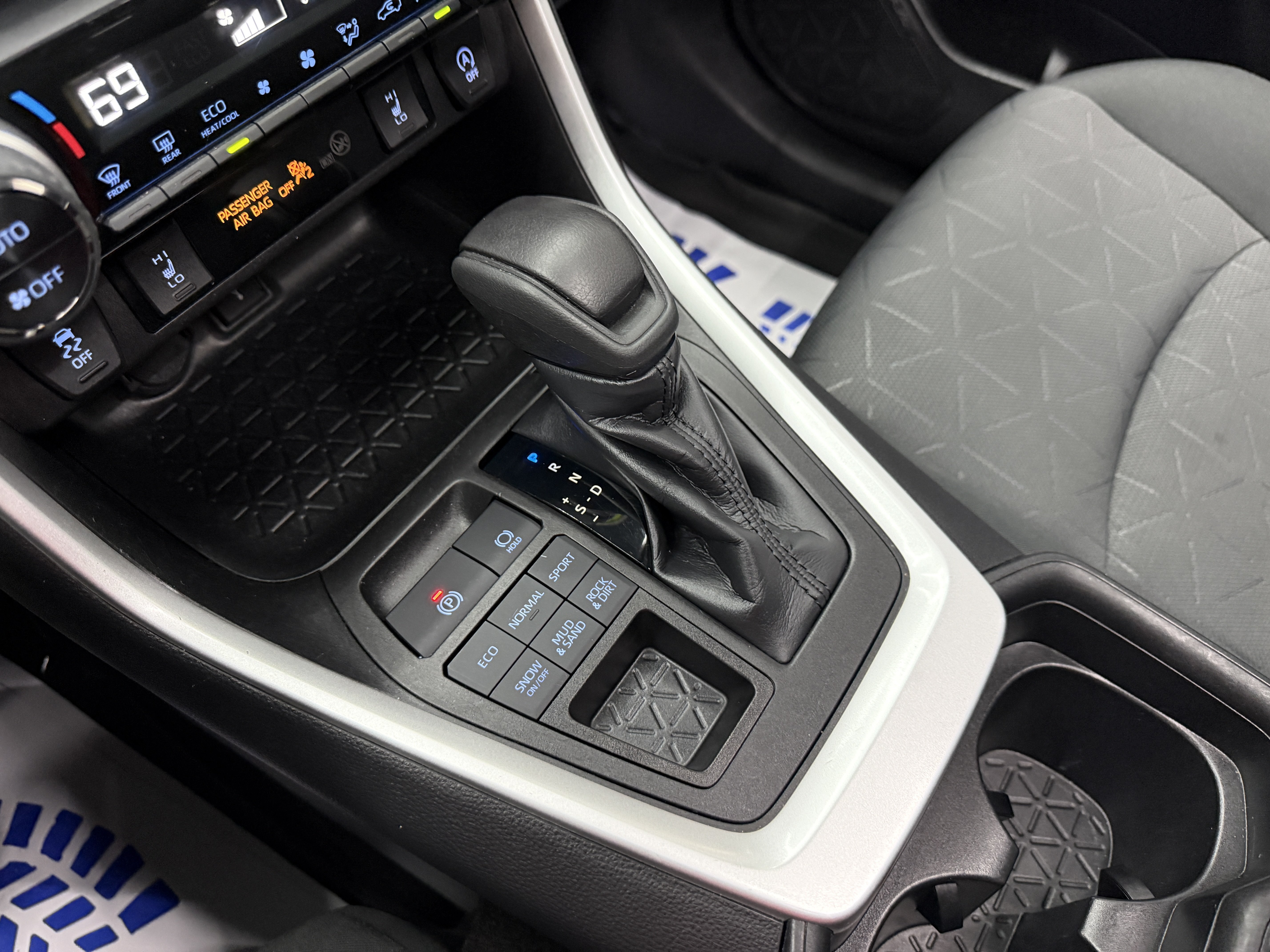 Used 2021 Toyota RAV4 XLE w/ Convenience Package AWD/4WD image 17
