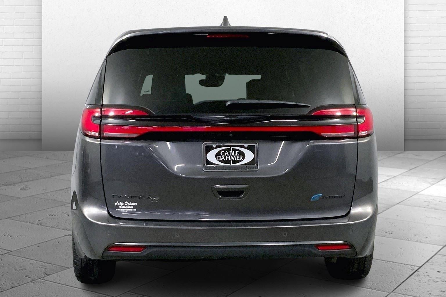 Used 2022 Chrysler Pacifica Limited w/ Uconnect Theater Family Group FWD image 3