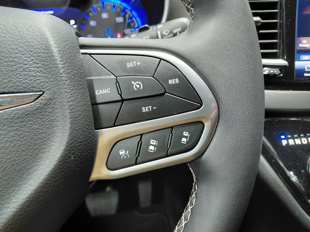 Used 2025 Chrysler Pacifica Select image 38