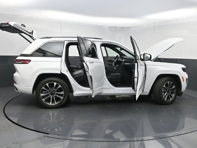 Used 2024 Jeep Grand Cherokee Overland w/ Trailer Tow Package AWD/4WD image 38