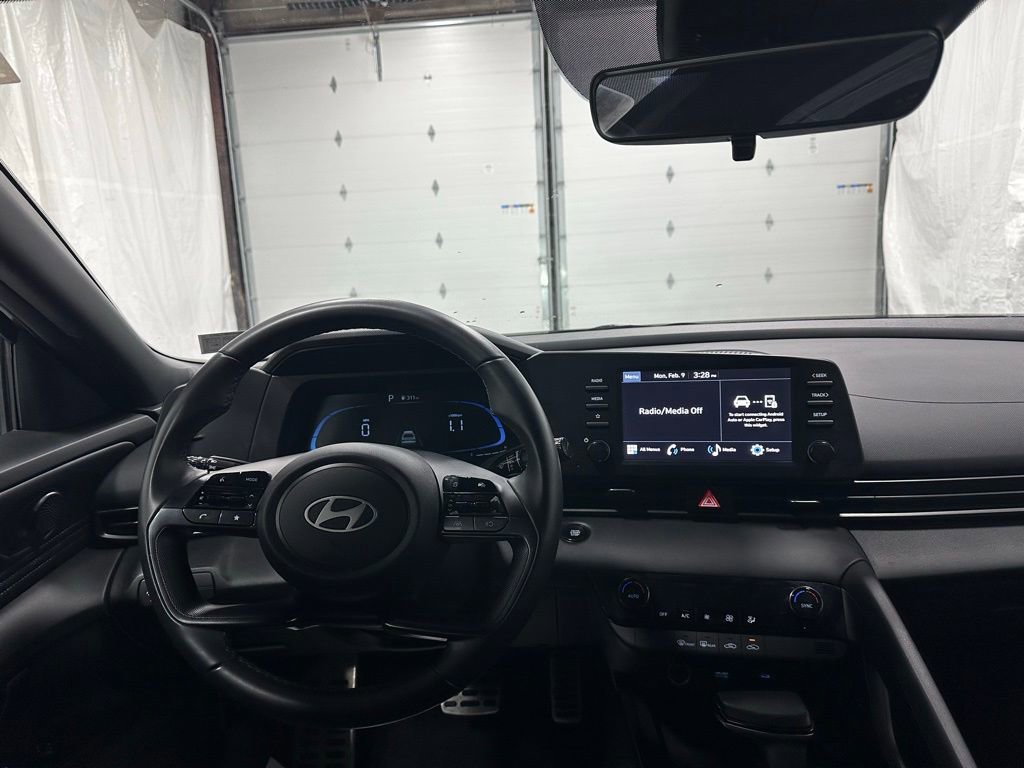 Used 2025 Hyundai Elantra Sport image 16