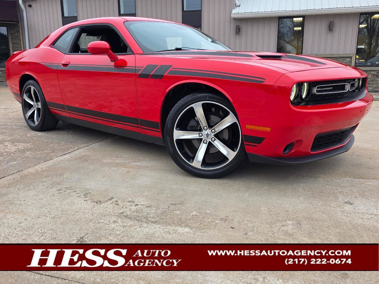 Used 2019 Dodge Challenger SXT image 1