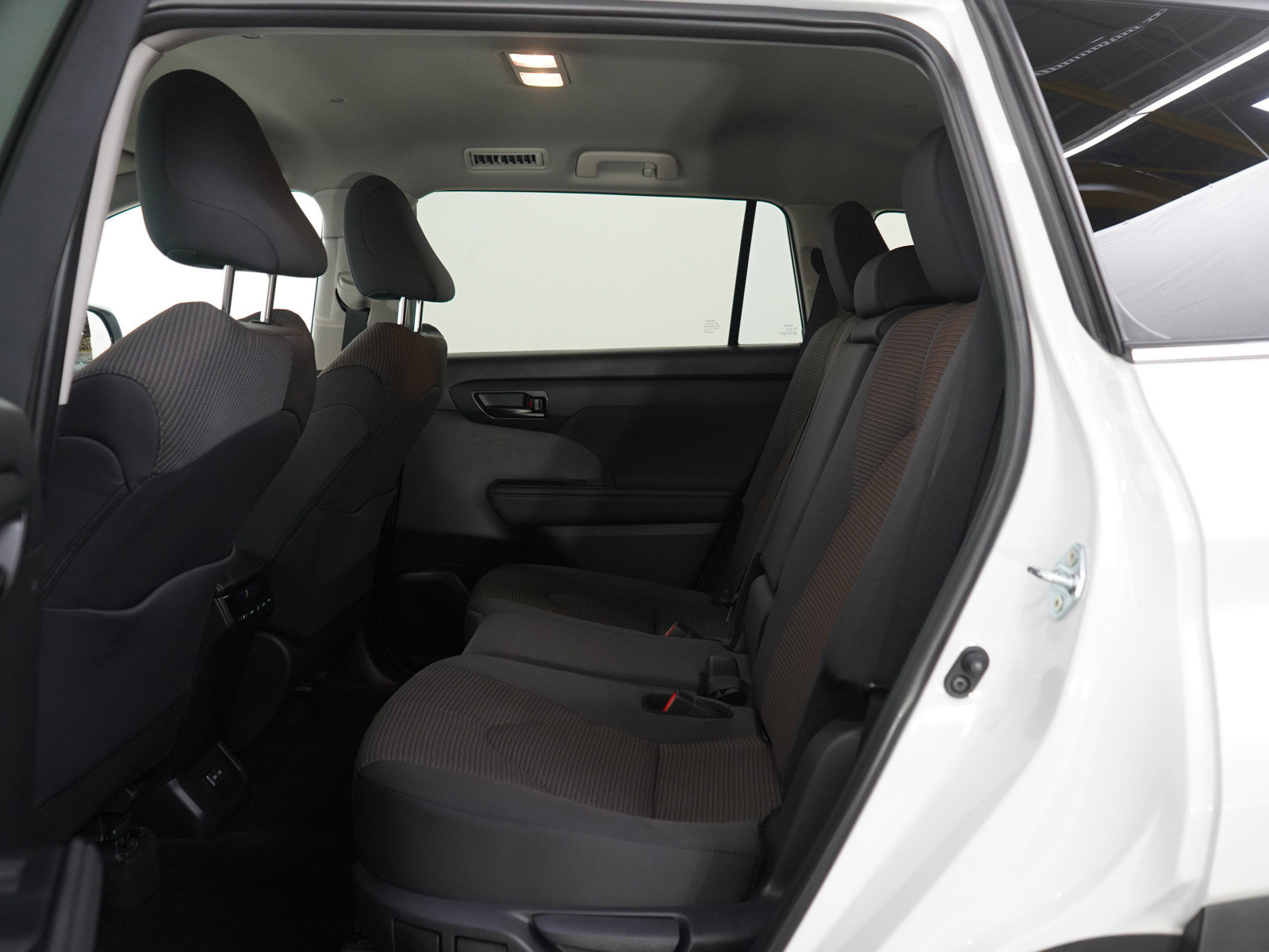 Used 2024 Toyota Highlander LE image 19