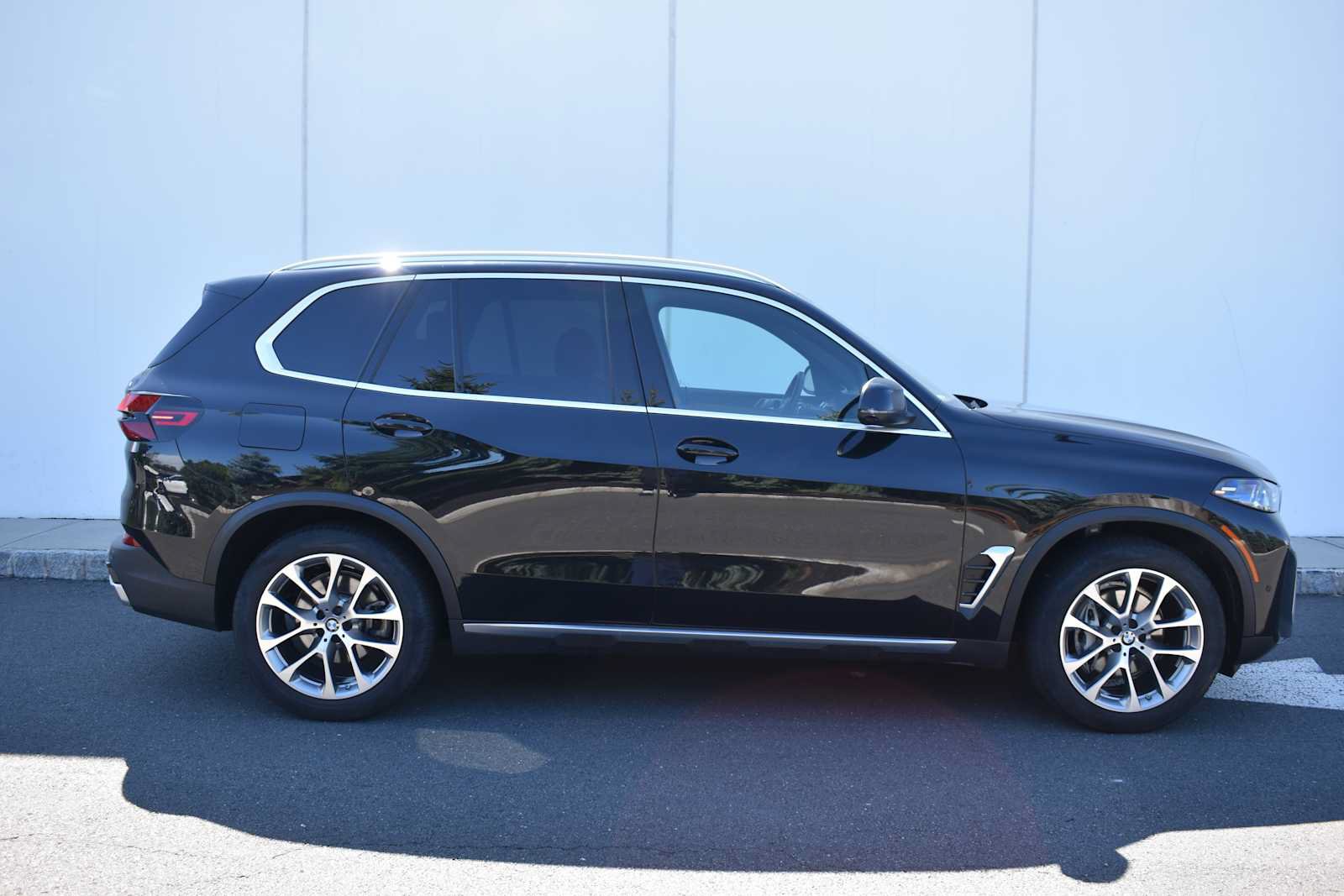 Used 2024 BMW X5 xDrive40i w/ Premium Package AWD/4WD image 4