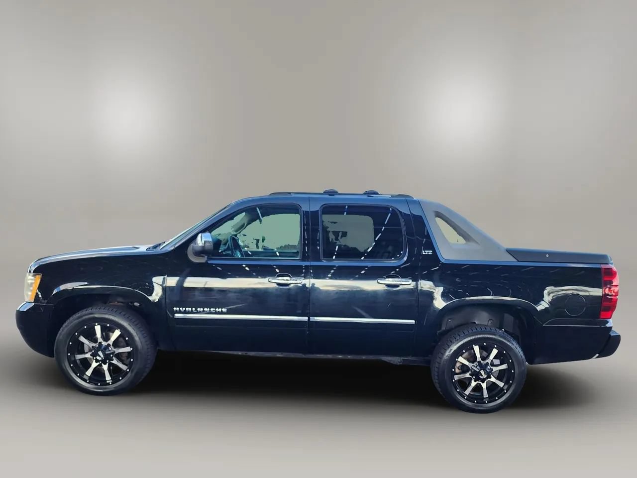 Used 2011 Chevrolet Avalanche LTZ AWD/4WD image 6