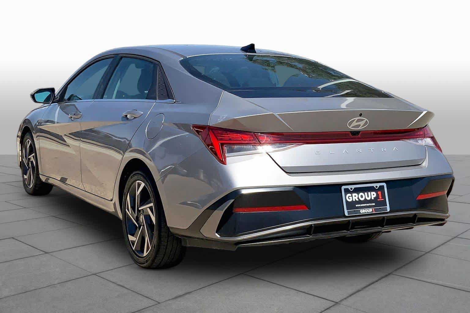 Used 2025 Hyundai Elantra SEL FWD image 11