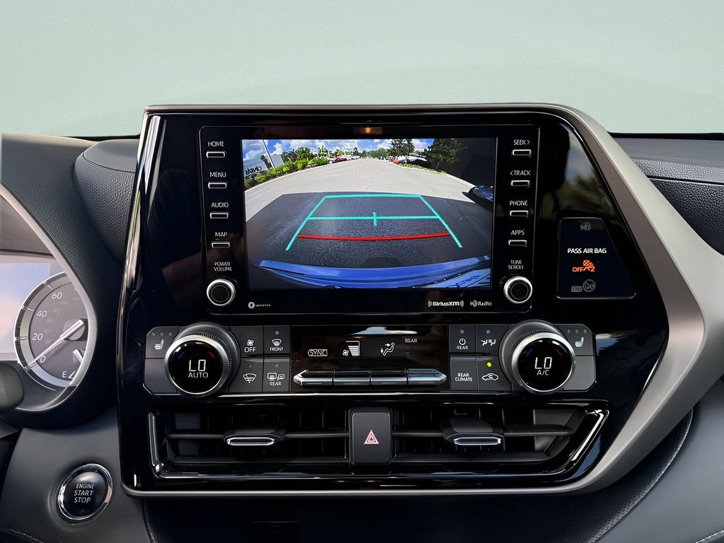 Used 2022 Toyota Highlander XLE AWD/4WD image 17