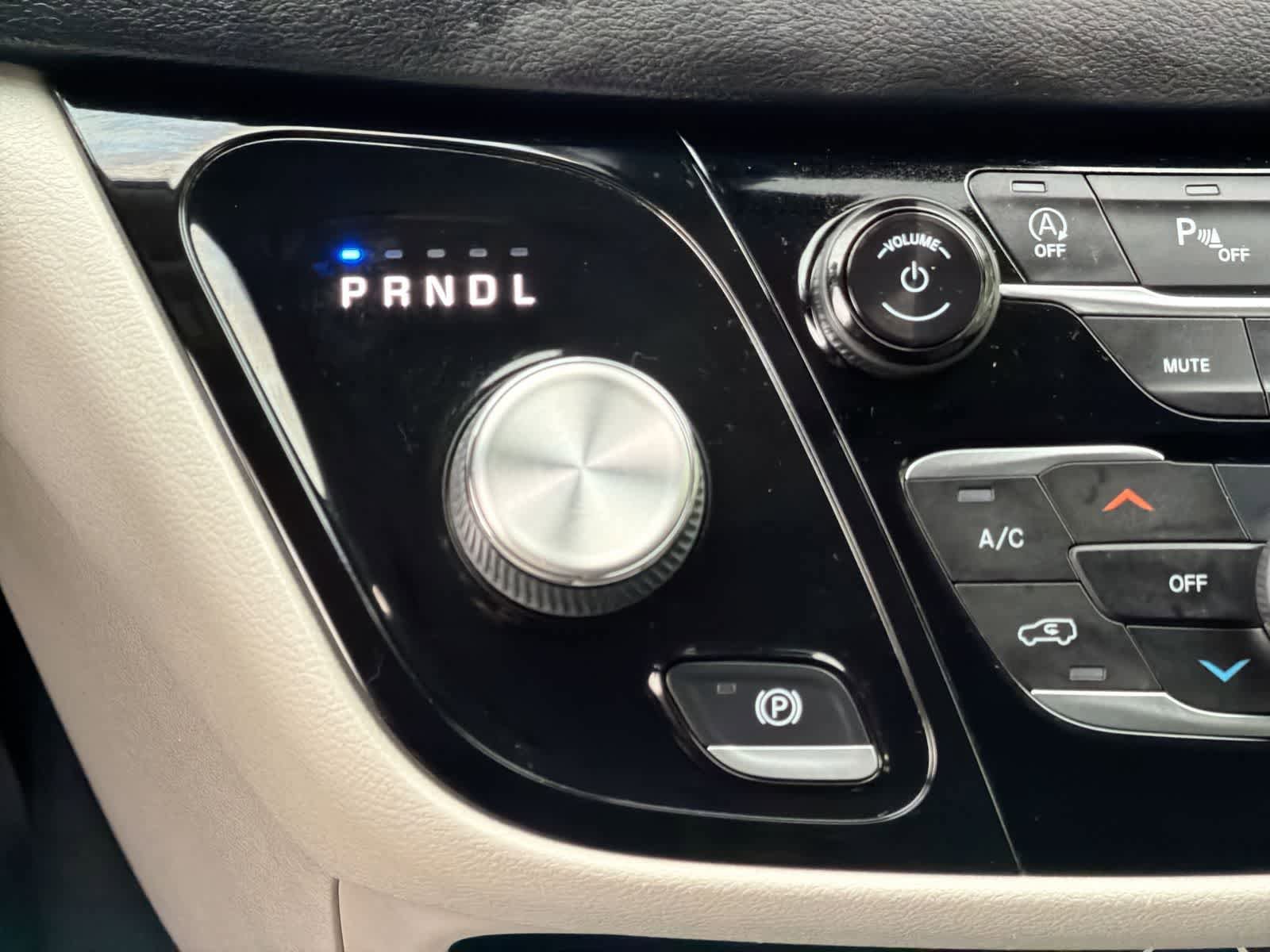 Used 2022 Chrysler Pacifica Touring-L FWD image 32