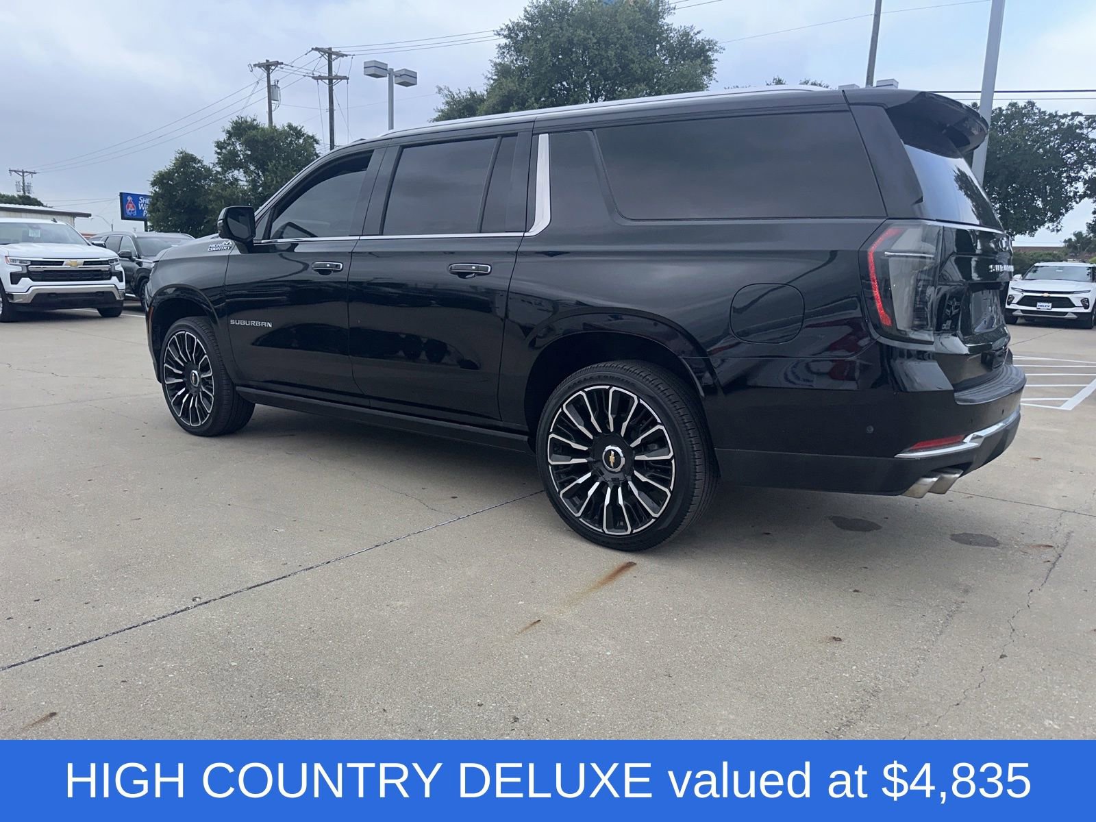 Used 2025 Chevrolet Suburban High Country AWD/4WD image 3