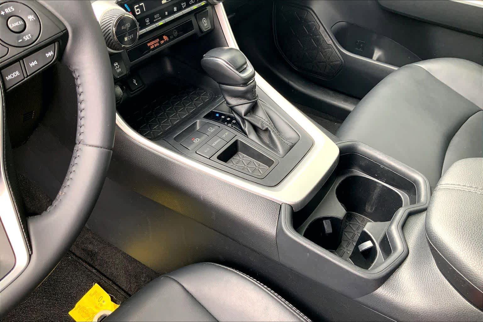 Used 2020 Toyota RAV4 XLE Premium FWD image 17