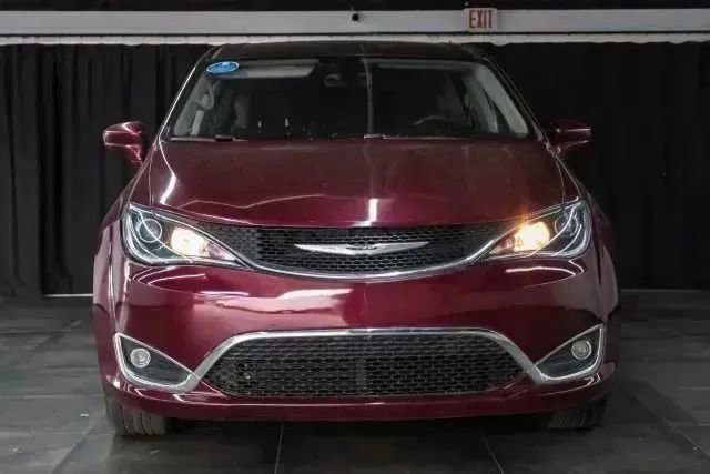Used 2018 Chrysler Pacifica Touring Plus w/ Tire & Wheel Group FWD image 7