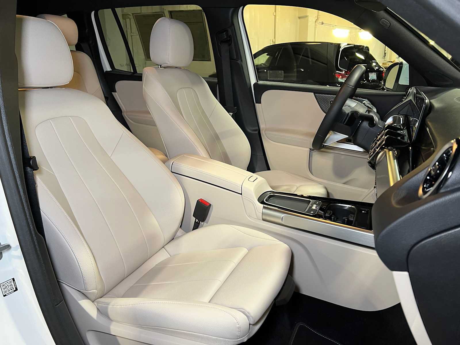 Used 2025 Mercedes-Benz GLB 250 4MATIC image 14