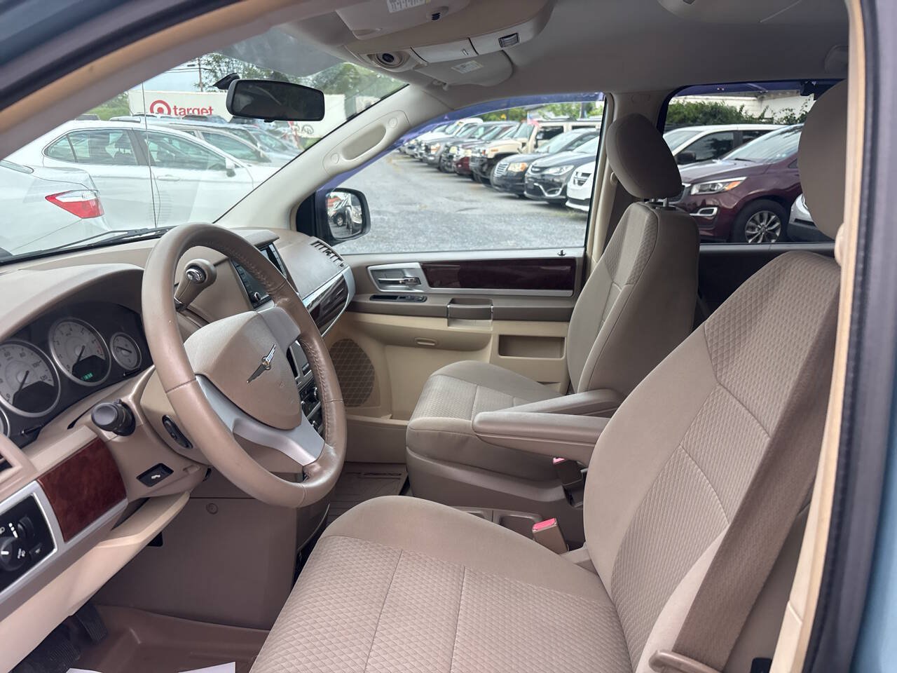 Used 2010 Chrysler Town & Country Touring w/ Entertainment Group #2 FWD image 9