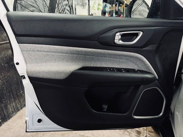 Used 2023 Jeep Compass Latitude image 12