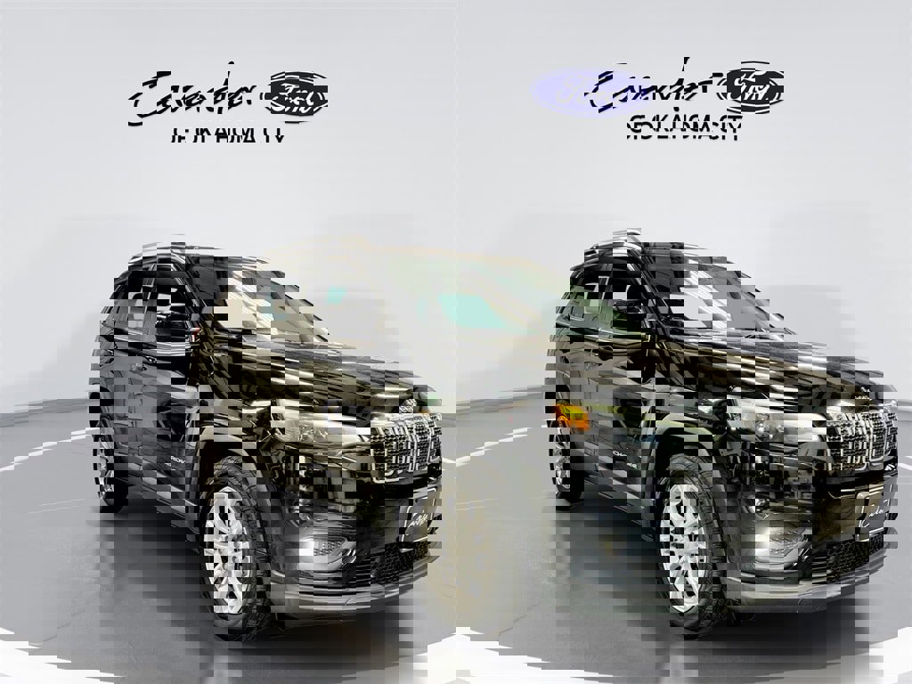 Used 2019 Jeep Cherokee Latitude w/ Popular Appearance Group image 2