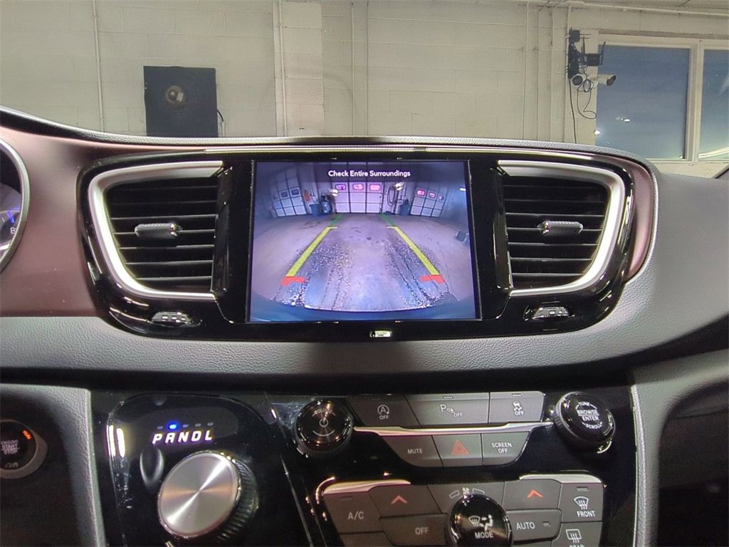 Used 2020 Chrysler Pacifica Touring-L image 22