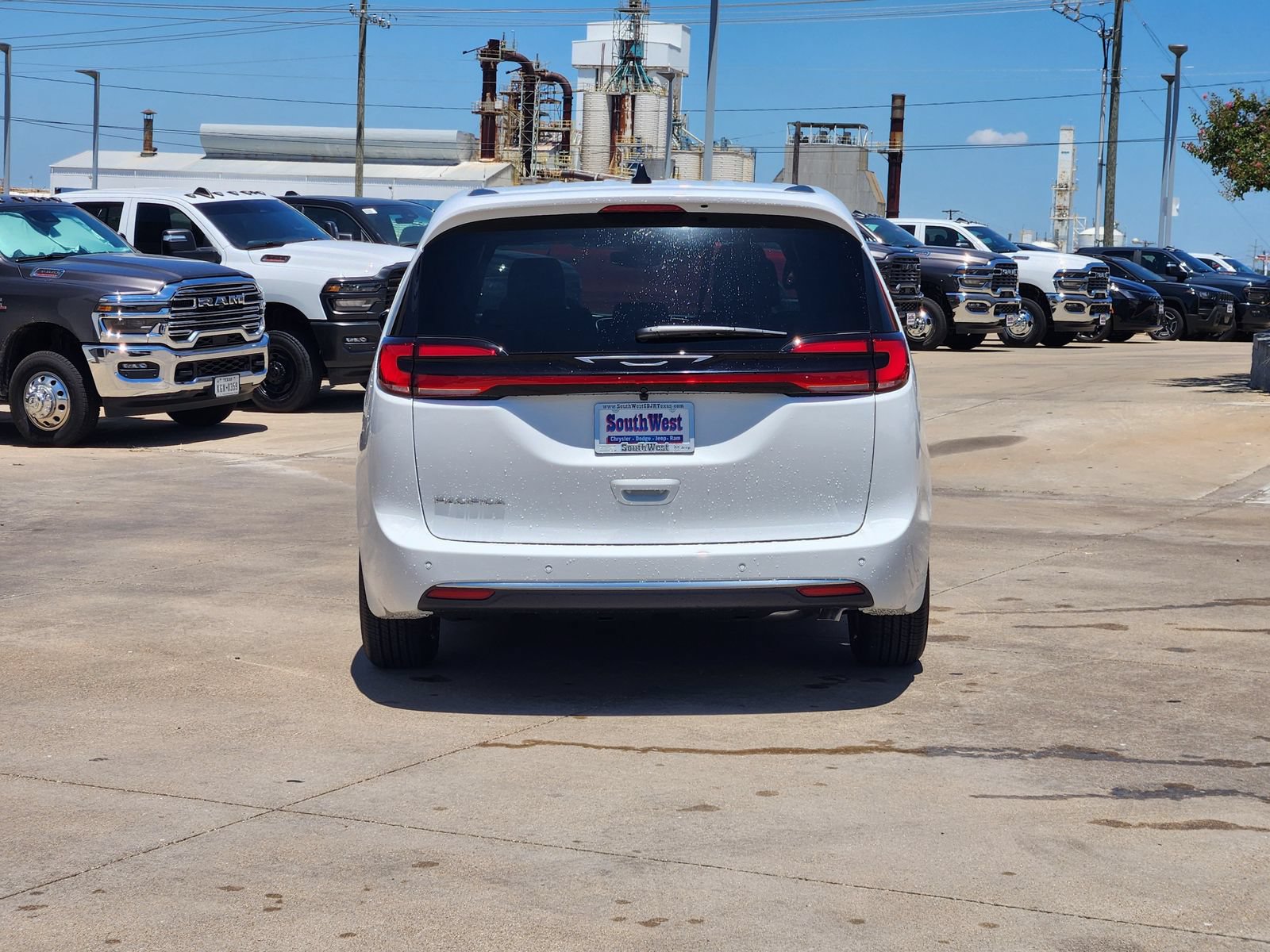 New 2027 Chrysler Pacifica Select w/ Family Tech Group FWD image 8